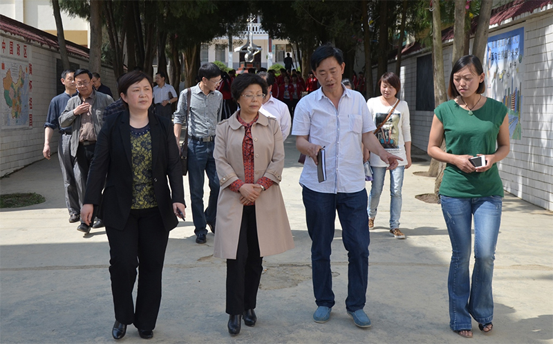 原畢節(jié)市副市長(zhǎng)冉霞(左二)、縣政協(xié)主席 安玲（左一）一行來(lái)我校調(diào)研